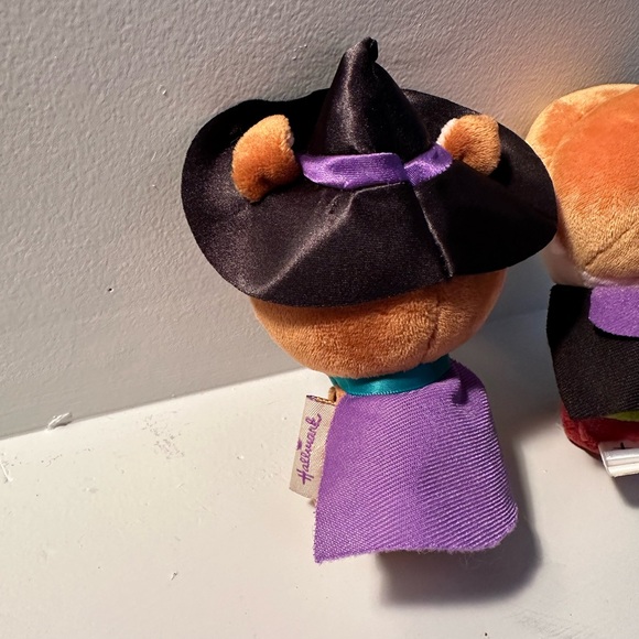 2 of your fave guys, fresh from the Mystery Machine as Hallmark itty bitty’s 💜 - Picture 5 of 6